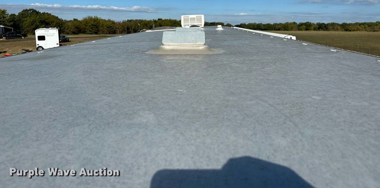 image for item NQ9423 2010 Universal Trailer ES-8410  horse trailer