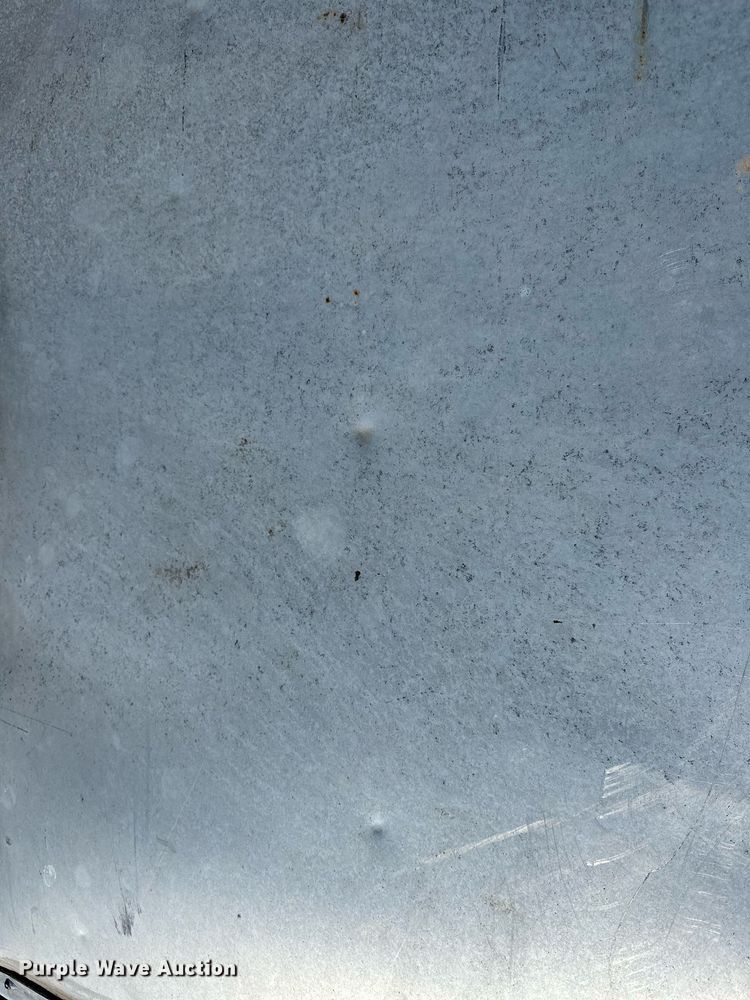 image for item NQ9423 2010 Universal Trailer ES-8410  horse trailer