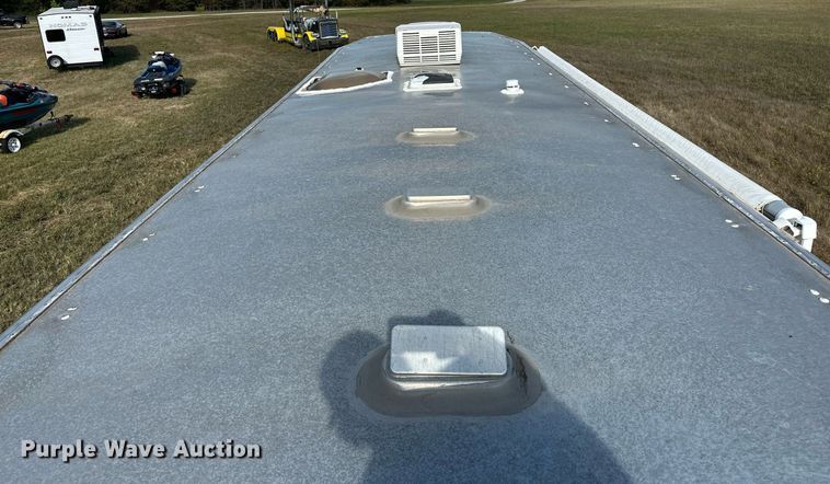 image for item NQ9423 2010 Universal Trailer ES-8410  horse trailer