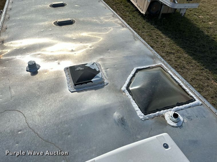 image for item NQ9423 2010 Universal Trailer ES-8410  horse trailer