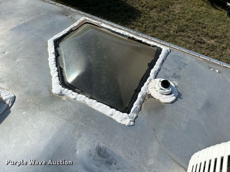 image for item NQ9423 2010 Universal Trailer ES-8410  horse trailer