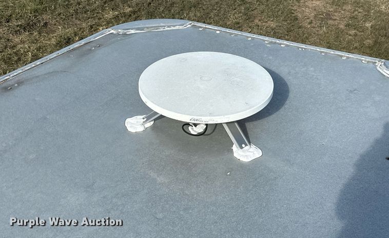 image for item NQ9423 2010 Universal Trailer ES-8410  horse trailer