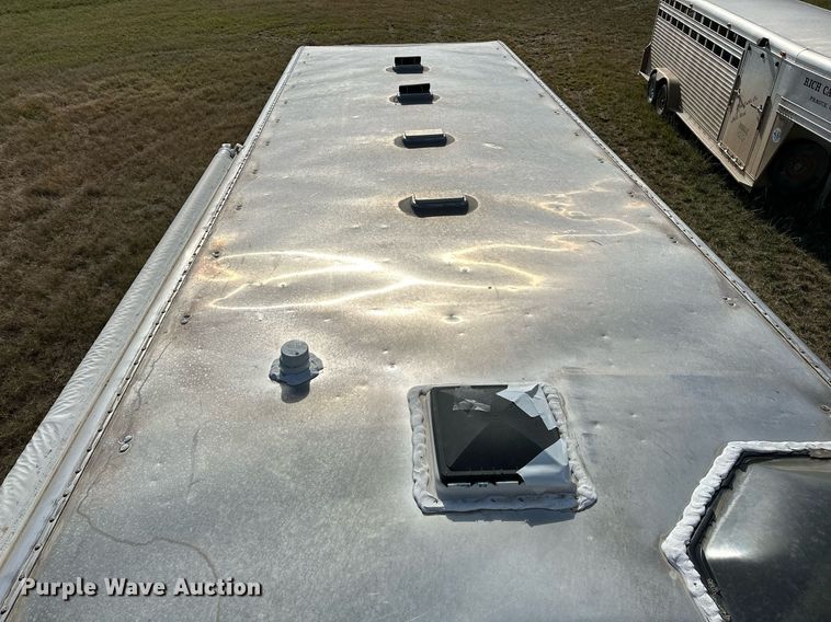 image for item NQ9423 2010 Universal Trailer ES-8410  horse trailer