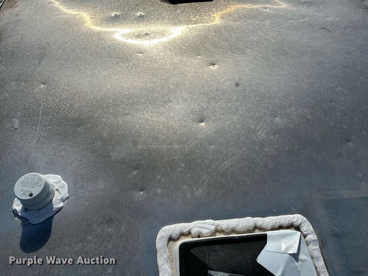 image for item NQ9423 2010 Universal Trailer ES-8410  horse trailer