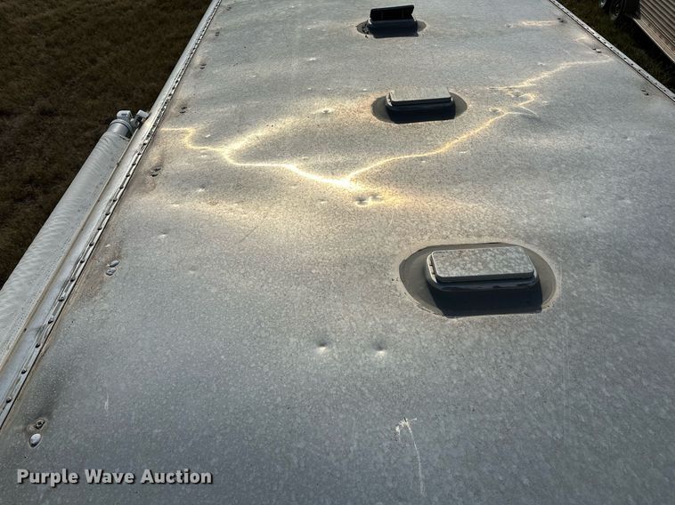 image for item NQ9423 2010 Universal Trailer ES-8410  horse trailer