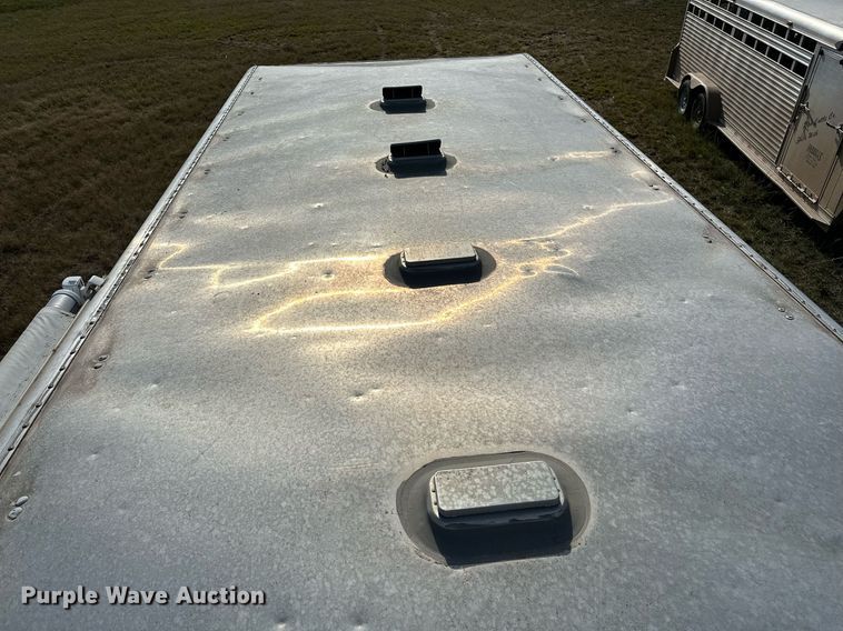 image for item NQ9423 2010 Universal Trailer ES-8410  horse trailer