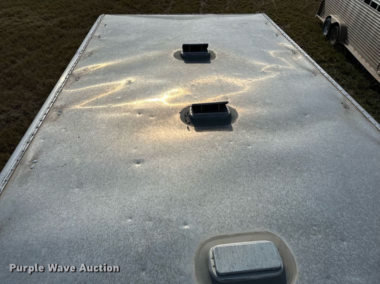 image for item NQ9423 2010 Universal Trailer ES-8410  horse trailer