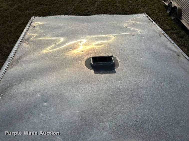 image for item NQ9423 2010 Universal Trailer ES-8410  horse trailer