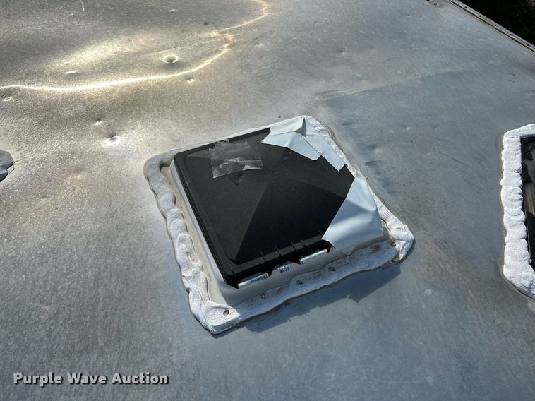 image for item NQ9423 2010 Universal Trailer ES-8410  horse trailer