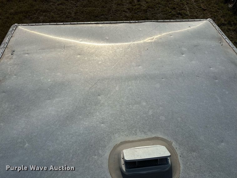 image for item NQ9423 2010 Universal Trailer ES-8410  horse trailer