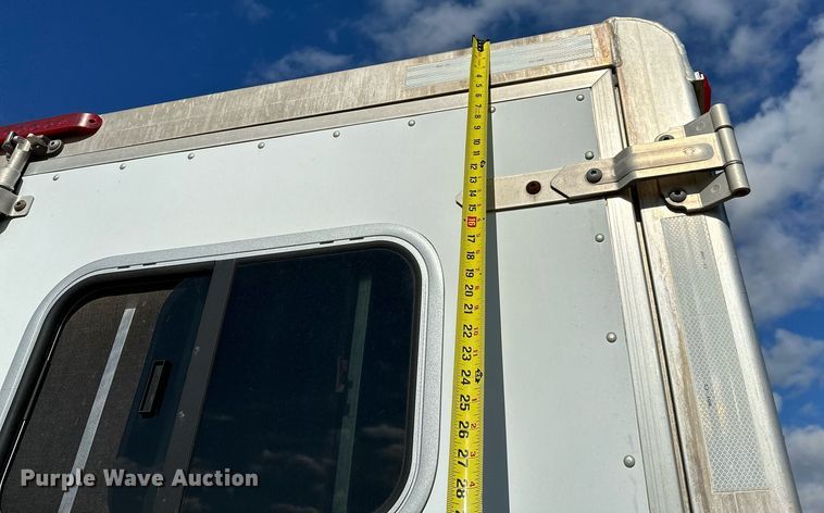 image for item NQ9423 2010 Universal Trailer ES-8410  horse trailer