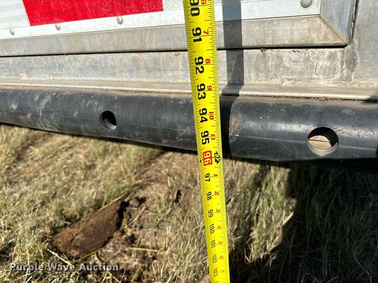 image for item NQ9423 2010 Universal Trailer ES-8410  horse trailer