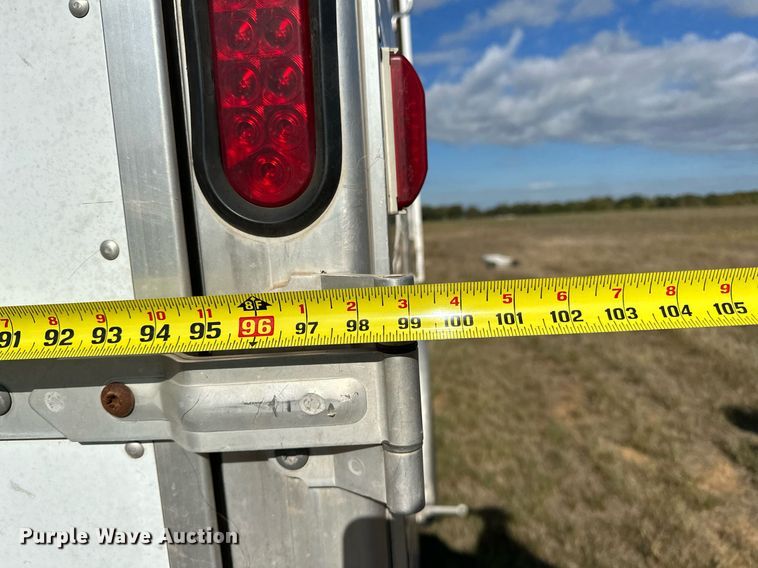 image for item NQ9423 2010 Universal Trailer ES-8410  horse trailer