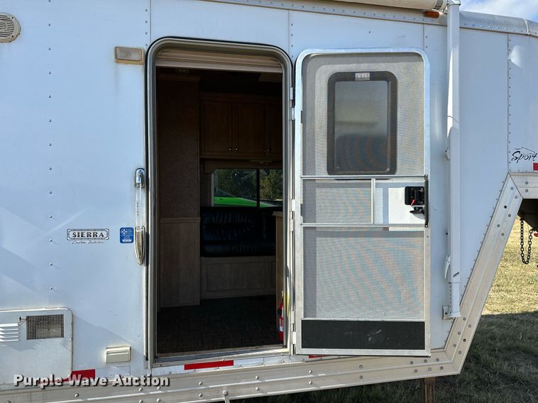 image for item NQ9423 2010 Universal Trailer ES-8410  horse trailer