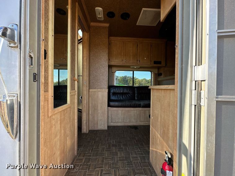 image for item NQ9423 2010 Universal Trailer ES-8410  horse trailer