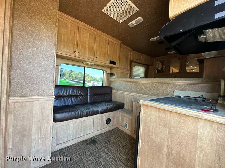 image for item NQ9423 2010 Universal Trailer ES-8410  horse trailer