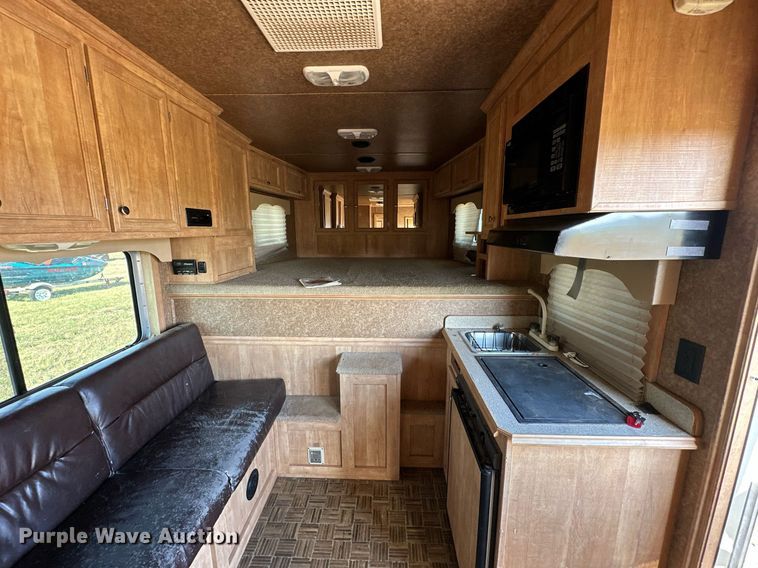 image for item NQ9423 2010 Universal Trailer ES-8410  horse trailer