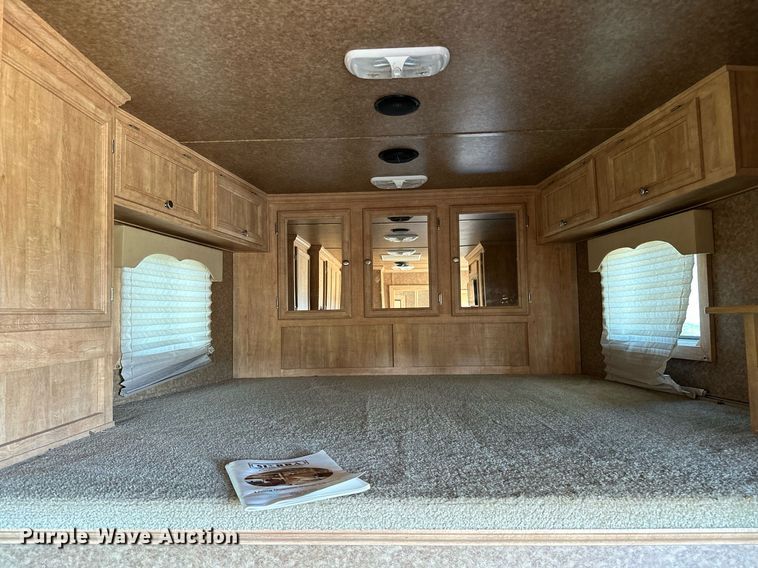 image for item NQ9423 2010 Universal Trailer ES-8410  horse trailer