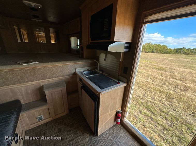 image for item NQ9423 2010 Universal Trailer ES-8410  horse trailer