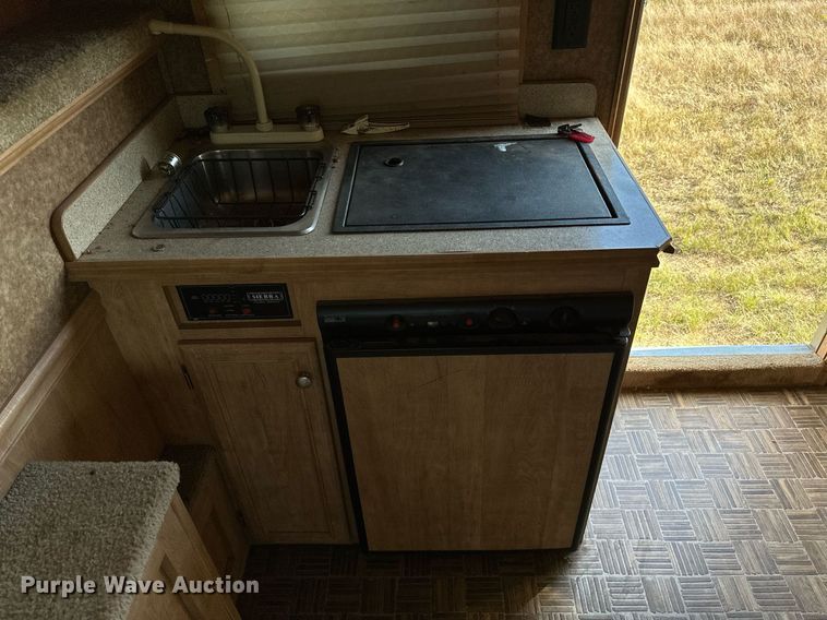 image for item NQ9423 2010 Universal Trailer ES-8410  horse trailer