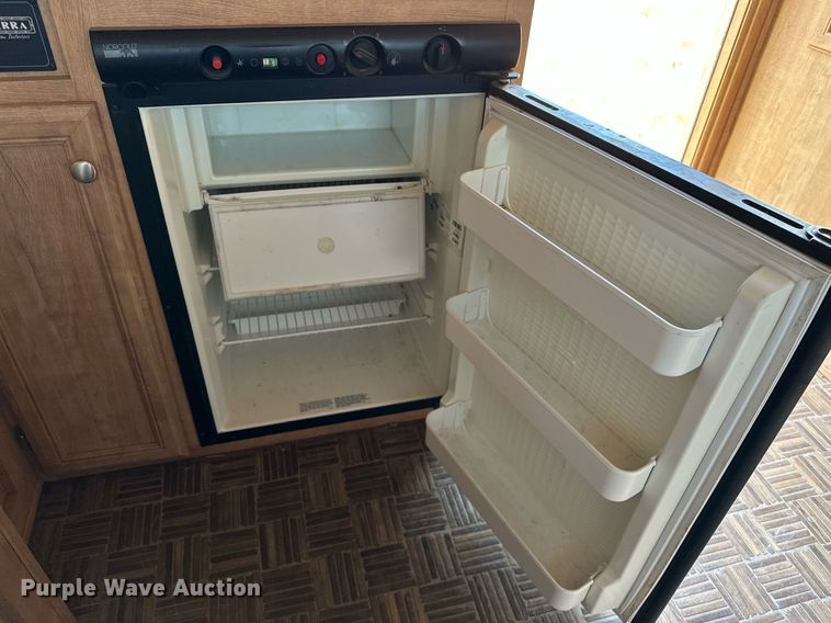 image for item NQ9423 2010 Universal Trailer ES-8410  horse trailer