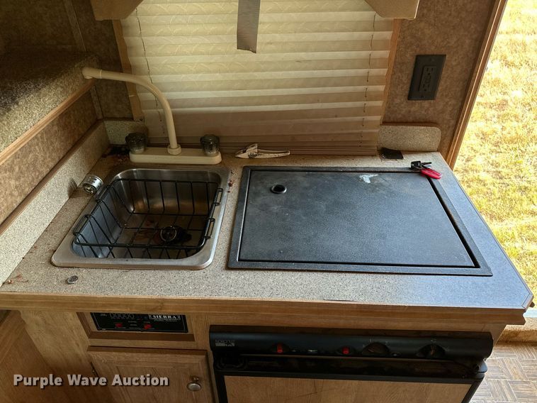 image for item NQ9423 2010 Universal Trailer ES-8410  horse trailer