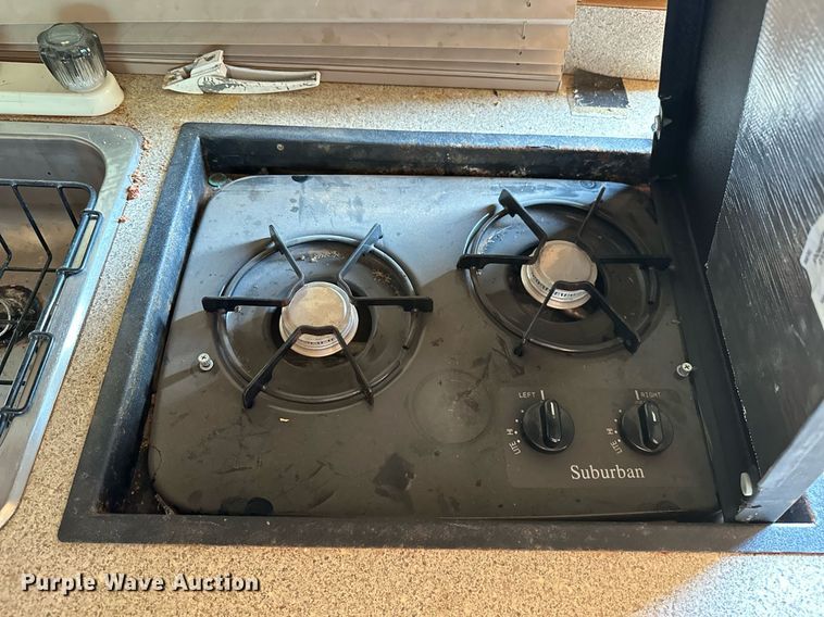 image for item NQ9423 2010 Universal Trailer ES-8410  horse trailer