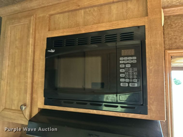 image for item NQ9423 2010 Universal Trailer ES-8410  horse trailer