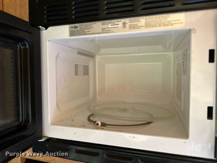 image for item NQ9423 2010 Universal Trailer ES-8410  horse trailer