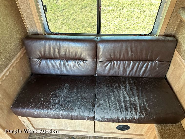 image for item NQ9423 2010 Universal Trailer ES-8410  horse trailer