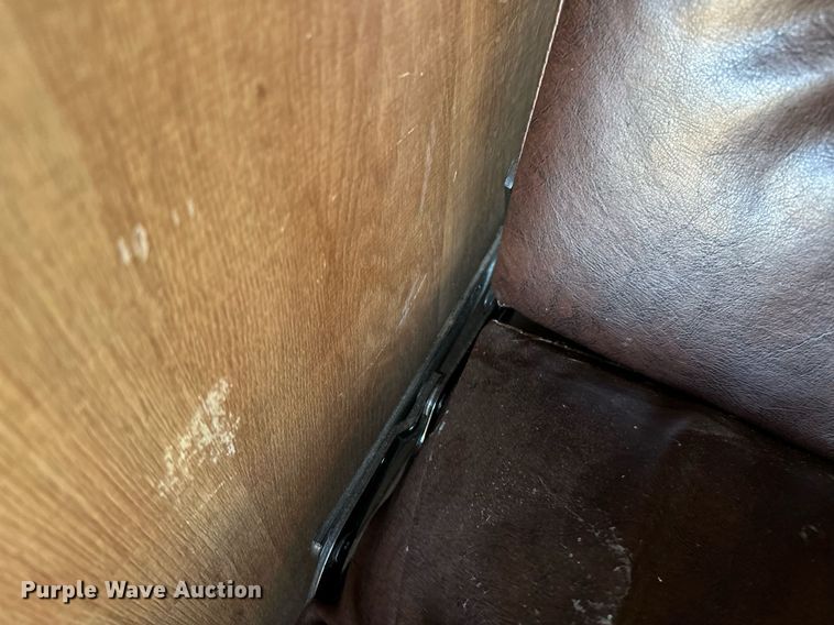 image for item NQ9423 2010 Universal Trailer ES-8410  horse trailer