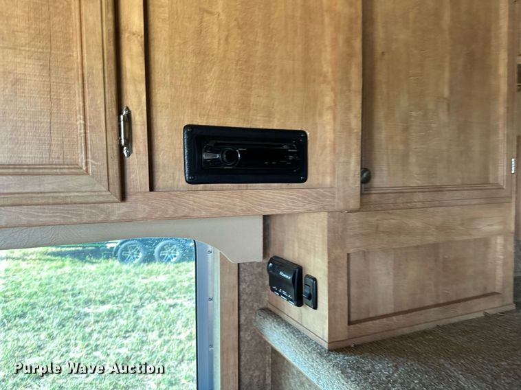 image for item NQ9423 2010 Universal Trailer ES-8410  horse trailer