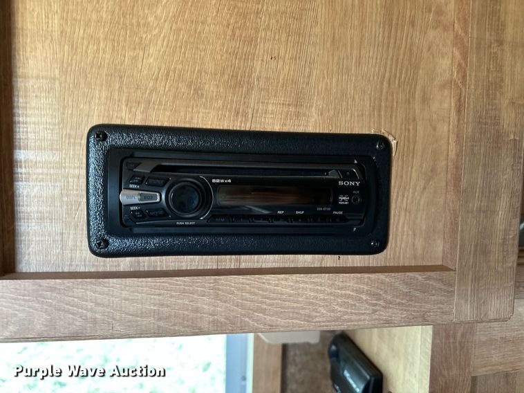 image for item NQ9423 2010 Universal Trailer ES-8410  horse trailer