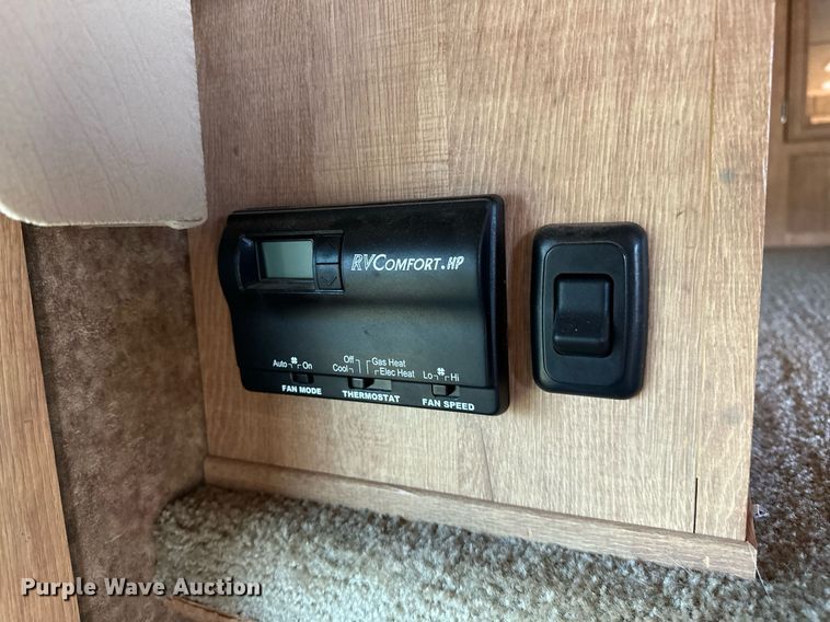 image for item NQ9423 2010 Universal Trailer ES-8410  horse trailer