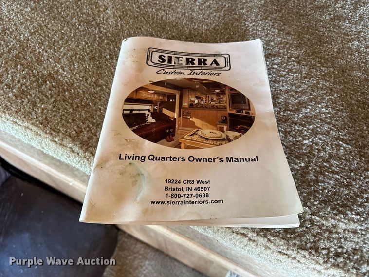 image for item NQ9423 2010 Universal Trailer ES-8410  horse trailer