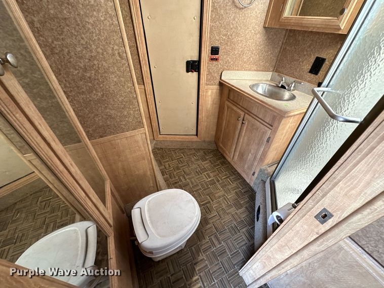 image for item NQ9423 2010 Universal Trailer ES-8410  horse trailer