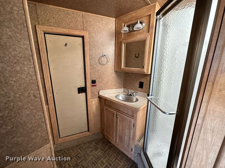 image for item NQ9423 2010 Universal Trailer ES-8410  horse trailer