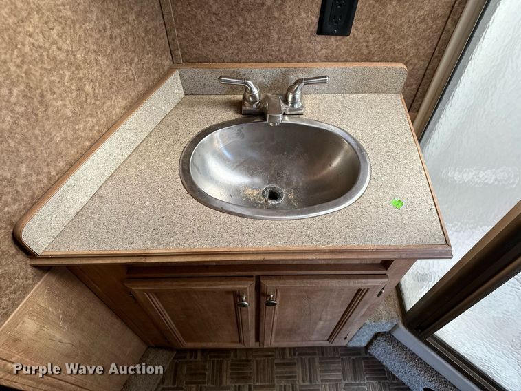 image for item NQ9423 2010 Universal Trailer ES-8410  horse trailer