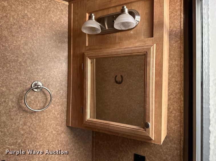 image for item NQ9423 2010 Universal Trailer ES-8410  horse trailer