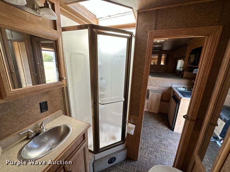 image for item NQ9423 2010 Universal Trailer ES-8410  horse trailer