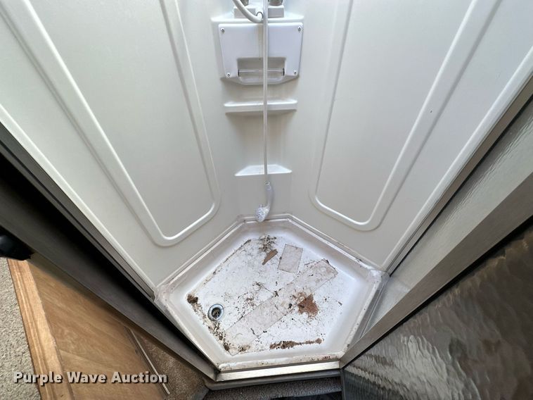 image for item NQ9423 2010 Universal Trailer ES-8410  horse trailer