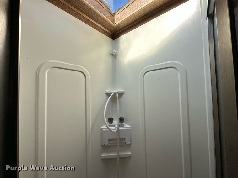 image for item NQ9423 2010 Universal Trailer ES-8410  horse trailer