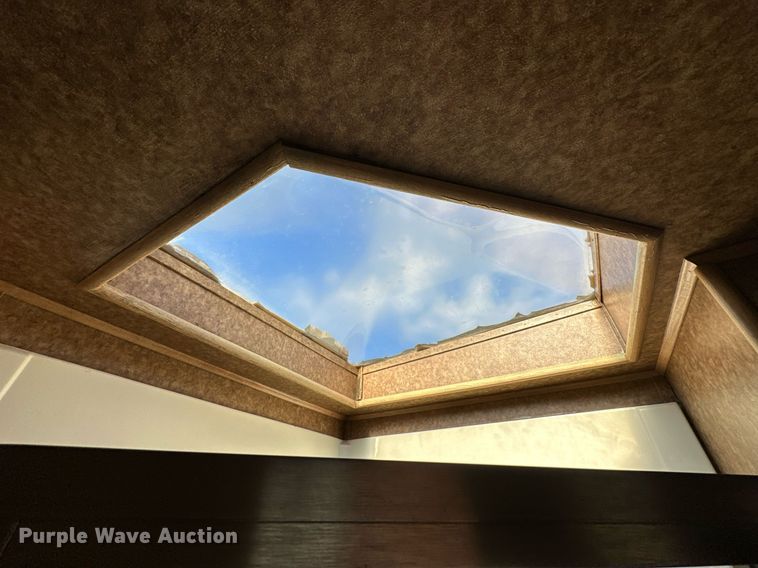 image for item NQ9423 2010 Universal Trailer ES-8410  horse trailer