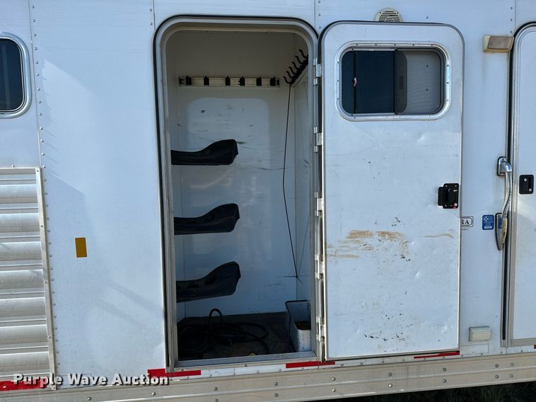 image for item NQ9423 2010 Universal Trailer ES-8410  horse trailer