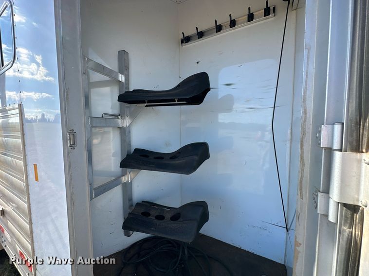 image for item NQ9423 2010 Universal Trailer ES-8410  horse trailer