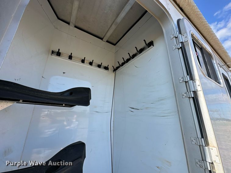 image for item NQ9423 2010 Universal Trailer ES-8410  horse trailer