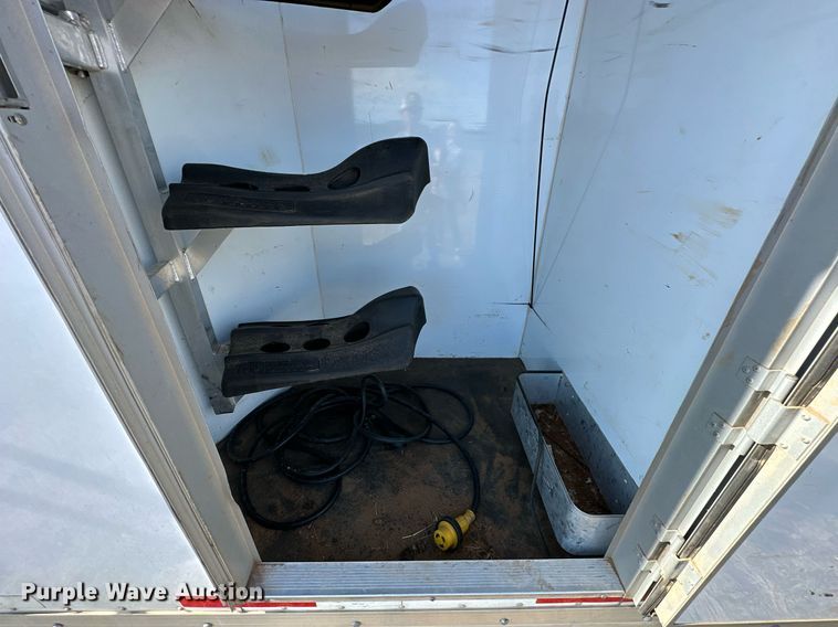 image for item NQ9423 2010 Universal Trailer ES-8410  horse trailer