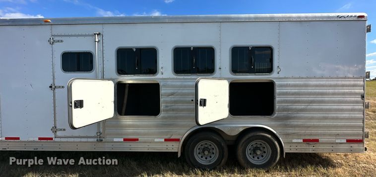image for item NQ9423 2010 Universal Trailer ES-8410  horse trailer