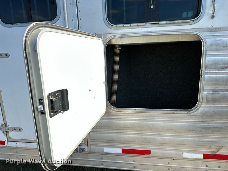 image for item NQ9423 2010 Universal Trailer ES-8410  horse trailer