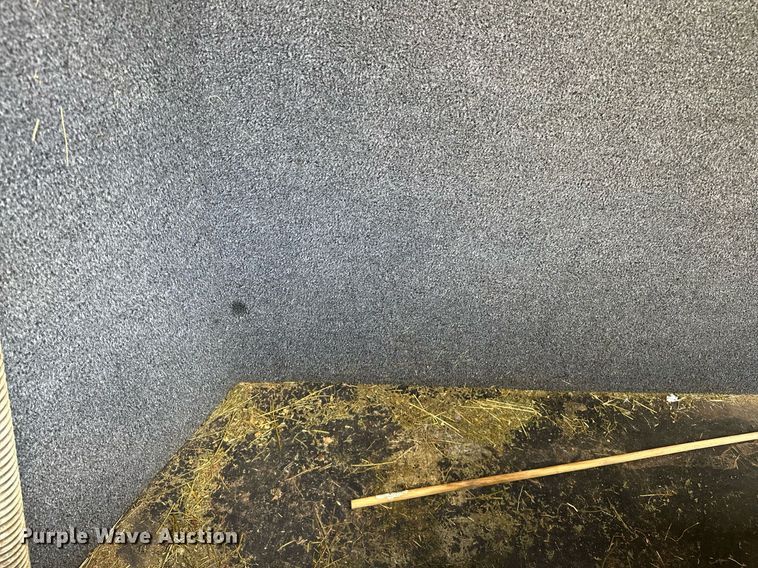 image for item NQ9423 2010 Universal Trailer ES-8410  horse trailer